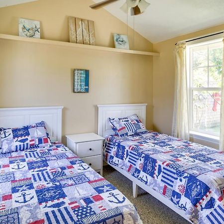 Coastal Lincoln City Home With Spacious Deck! Exterior photo