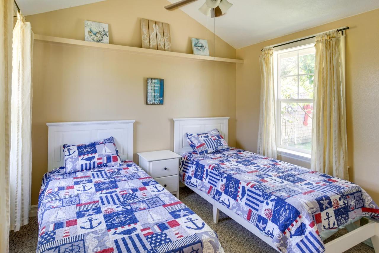 Coastal Lincoln City Home With Spacious Deck! Exterior photo